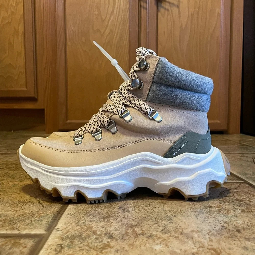 Sorel women’s Kinetic Breakthru boot NWT size 7.5